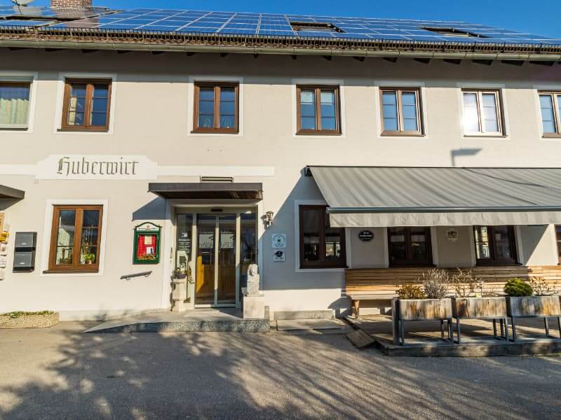 Innenansicht des Gasthaus Huberwirt mit gemütlicher Atmosphäre